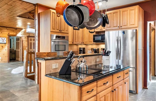 Harbor Springs Cabina | 19 Person Private Log Lodge on large wooded lot 2 min from Beaches/Golf/Wine!