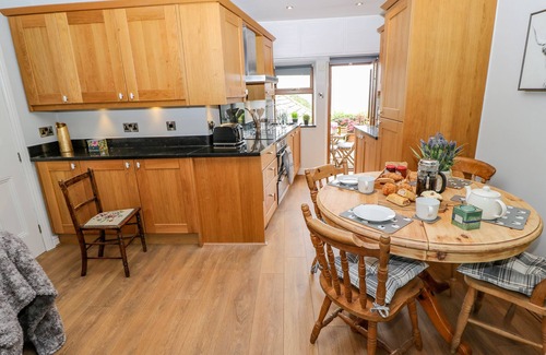 Holmfirth Casa | 19 THE VILLAGE, family friendly in Holmbridge