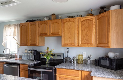 Lake Ariel Otro | 1900’s farmhouse with old country charm. Six miles to Lake Wallenpaupack