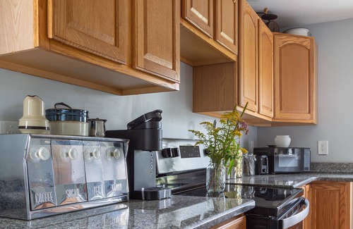 Lake Ariel Otro | 1900’s farmhouse with old country charm. Six miles to Lake Wallenpaupack