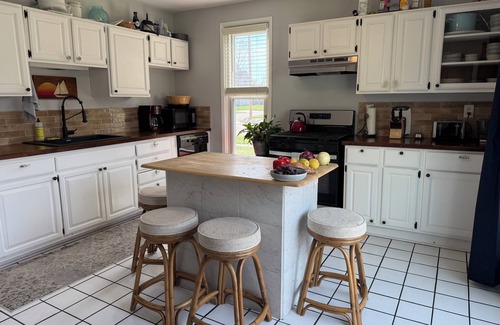 Muskegon Casa | 1902 Cottage w Muskegon Lake views, 4 bedrooms, AC WiFi, btwn beach & downtown