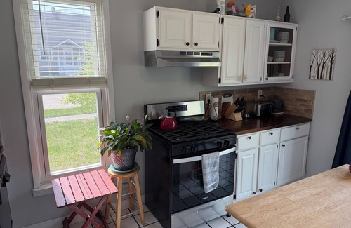 Muskegon Casa | 1902 Cottage w Muskegon Lake views, 4 bedrooms, AC WiFi, btwn beach & downtown