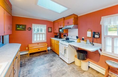 Seal Harbor Casa | 1906 Craftsman with fast WiFi, washer/dryer & nearby beach access