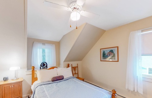 Seal Harbor Casa | 1906 Craftsman with fast WiFi, washer/dryer & nearby beach access