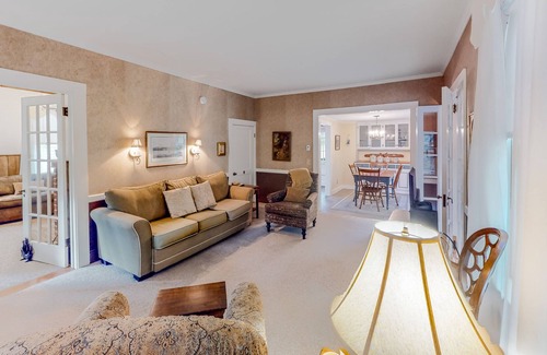 Seal Harbor Casa | 1906 Craftsman with fast WiFi, washer/dryer & nearby beach access