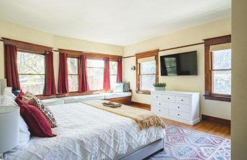 Park West Casa | 1907 Stone House - King Bed, Office, Crib, Toys