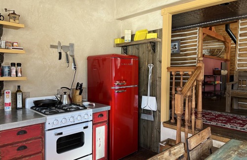 Carbondale Cabina | 1907Creekside Cabin w/ hot tub & sauna; bike, hike, ski & fish- Go Back in Time