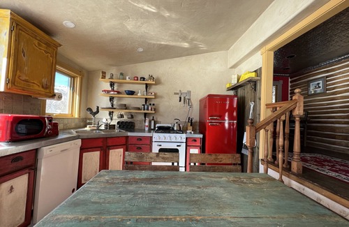 Carbondale Cabina | 1907Creekside Cabin w/ hot tub & sauna; bike, hike, ski & fish- Go Back in Time