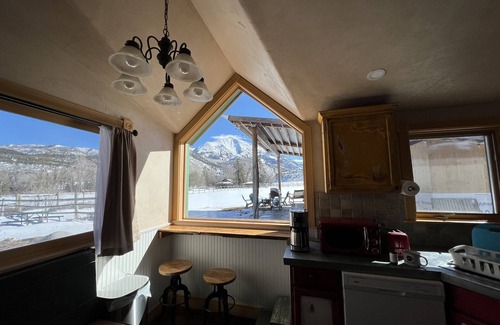 Carbondale Cabina | 1907Creekside Cabin w/ hot tub & sauna; bike, hike, ski & fish- Go Back in Time