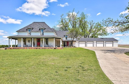 Edmond Casa | 1908 Victorian Farmhouse (Unit B)