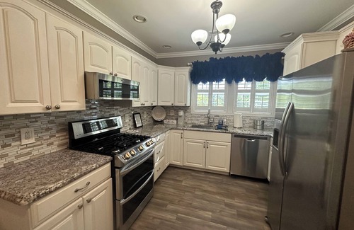 Tyler Casa | 1912 Farmhouse has large, covered porch & fire pit! Near Casino & The Pinnacle