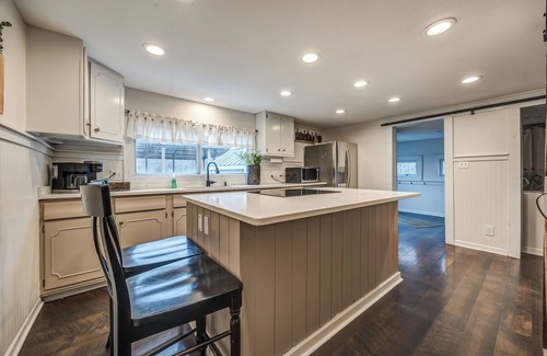 Smithville Casa | 1914 Farmhouse 2-bedroom with WiFi, AC on 20 wooded acres in serene Smithville