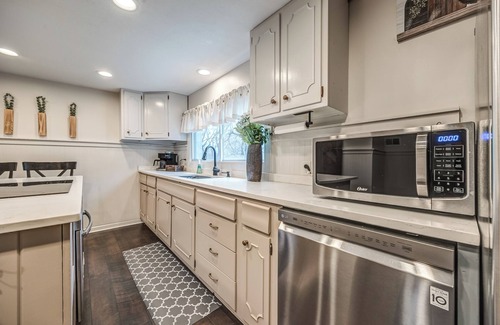 Smithville Casa | 1914 Farmhouse 2-bedroom with WiFi, AC on 20 wooded acres in serene Smithville