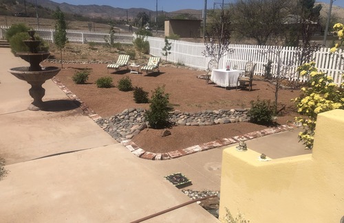 Clarkdale Apartamento | 1917 Elegant Schoolhouse with Rose Gardens