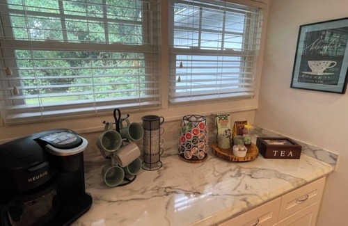 Sans Souci Casa | 1920s Bungalow with private garden, close to downtown