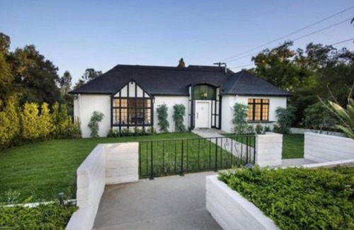 North Central Casa | 1920s Pasadena Cottage Steps from RoseBowl w/ Pool