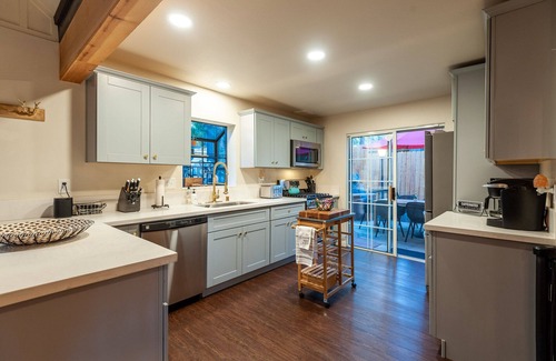 Twin Peaks Cabina | 1928 Cabin, Hot Tub, Deck, Perfect Family Retreat!