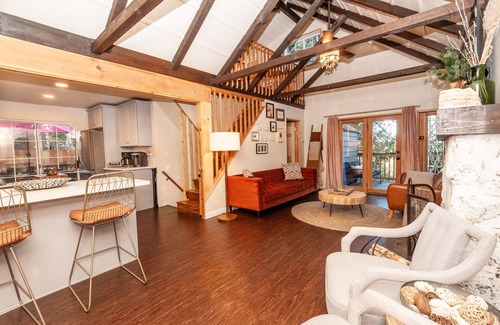 Twin Peaks Cabina | 1928 Cabin, Hot Tub, Deck, Perfect Family Retreat!