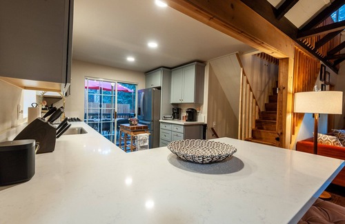 Twin Peaks Cabina | 1928 Cabin, Hot Tub, Deck, Perfect Family Retreat!