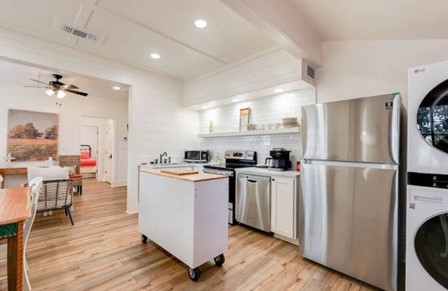 Laurel Casa | 1930's Bungalow steps away from Laurel's Historic District!