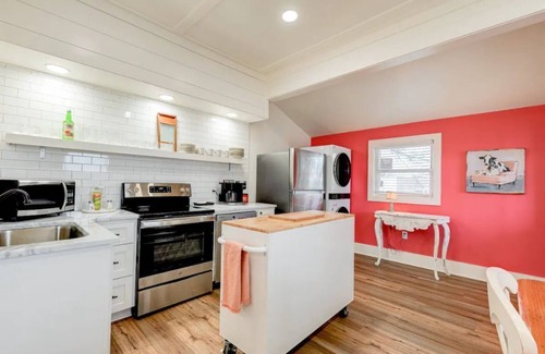Laurel Casa | 1930's Bungalow steps away from Laurel's Historic District!