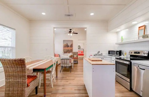 Laurel Casa | 1930's Bungalow steps away from Laurel's Historic District!