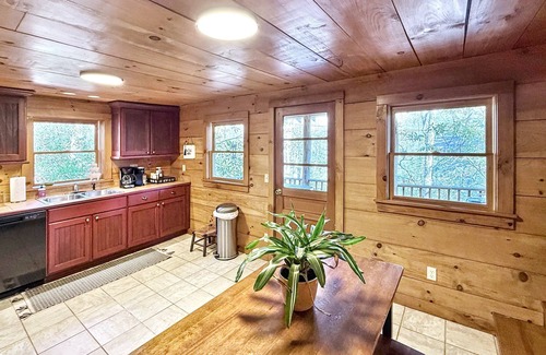 Mirror Lake Cabina | 1930's Highlands Hideaway, Restored Cozy Cabin, Dog Friendly, Fiber Optic WI-FI