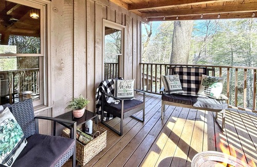 Mirror Lake Cabina | 1930's Highlands Hideaway, Restored Cozy Cabin, Dog Friendly, Fiber Optic WI-FI