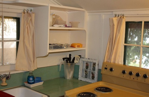 Clearlake Cabina | 1930's Rustic Studio Cabin en una finca privada, para 2 personas