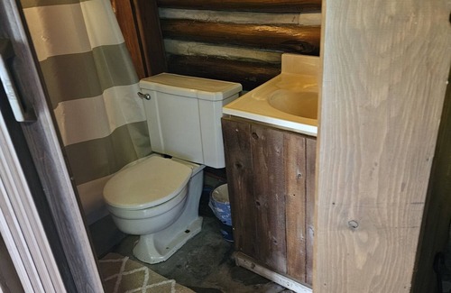 Markleysburg Cabina | 1930s and 40s cabins located in the heart of the Laural highlands. Cabin 3