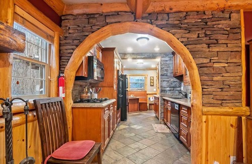 Big Bear City Cabina | 1938 Historic Maltby Cabin