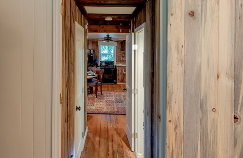 Hendersonville Cabina | Granero de 1940 en Mountain Cove - Cerca de las cascadas y excursiones DuPont