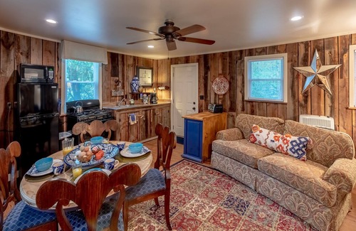 Hendersonville Cabina | Granero de 1940 en Mountain Cove - Cerca de las cascadas y excursiones DuPont