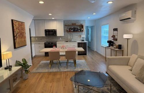 Lawndale/ Wayside Casa | 1940s Beauty near Downtown Medical Center and UH
