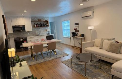 Lawndale/ Wayside Casa | 1940s Beauty near Downtown Medical Center and UH