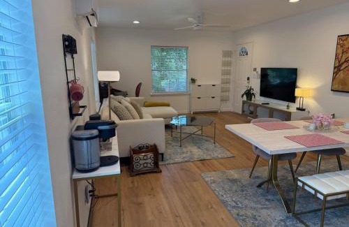 Lawndale/ Wayside Casa | 1940s Beauty near Downtown Medical Center and UH