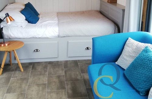 Newenden Apartamento | 1944 Ammunition Wagon - Original train carriage - Sleeps 4 - Watch steam trains only 20ft away