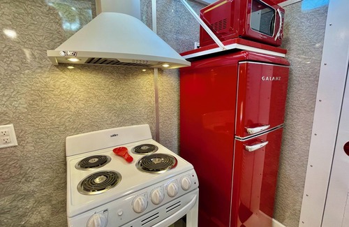 Clyde Complejo | 1950's themed couples caboose on a bison ranch. Pet-Friendly!