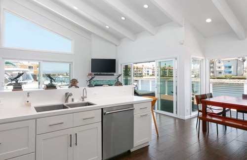 Channel Islands Casa | 1950J "Dock Holiday"
