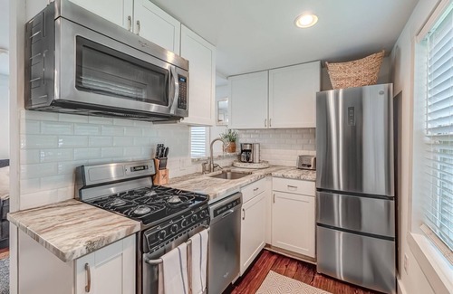 Isle of Palms Apartamento | 1950s Beach Cottage Unit C