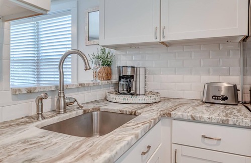 Isle of Palms Apartamento | 1950s Beach Cottage Unit C