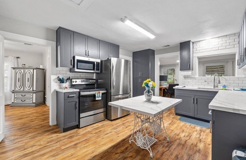 League City Cabaña | 1955 Beauty Under the Oaks in Historic Old Town