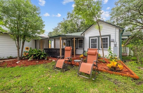 League City Cabaña | 1955 Beauty Under the Oaks in Historic Old Town