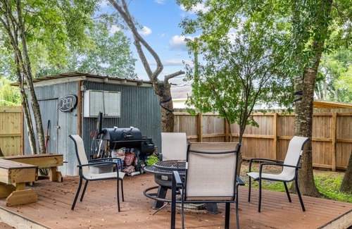League City Cabaña | 1955 Beauty Under the Oaks in Historic Old Town