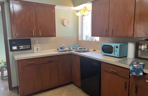 Alvin Casa | 1960's Time Capsule Home on a quiet street in Alvin
