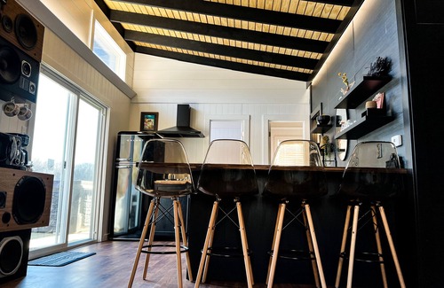 East Dubuque Cabina | 1970s Modern Floating River Cabin-HOT TUB!