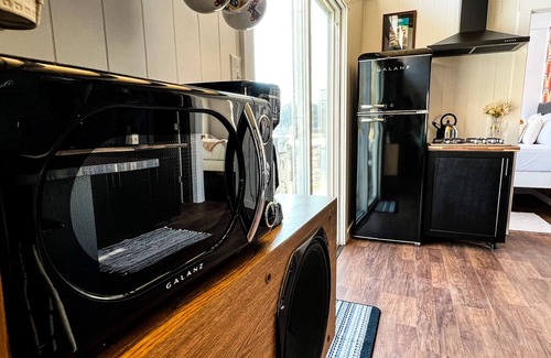 East Dubuque Cabina | 1970s Modern Floating River Cabin-HOT TUB!