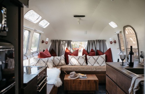 Tyendinaga Mohawk Territory Casa | 1971 Vintage Modern Airstream w/ Cowboy Tub near PEC