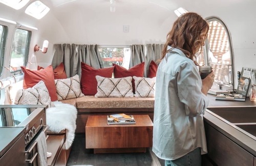 Tyendinaga Mohawk Territory Casa | 1971 Vintage Modern Airstream w/ Cowboy Tub near PEC