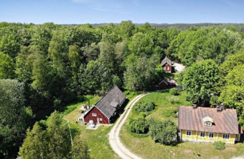 Olofstrom Casa | 19th century house near the lake in a forest environment